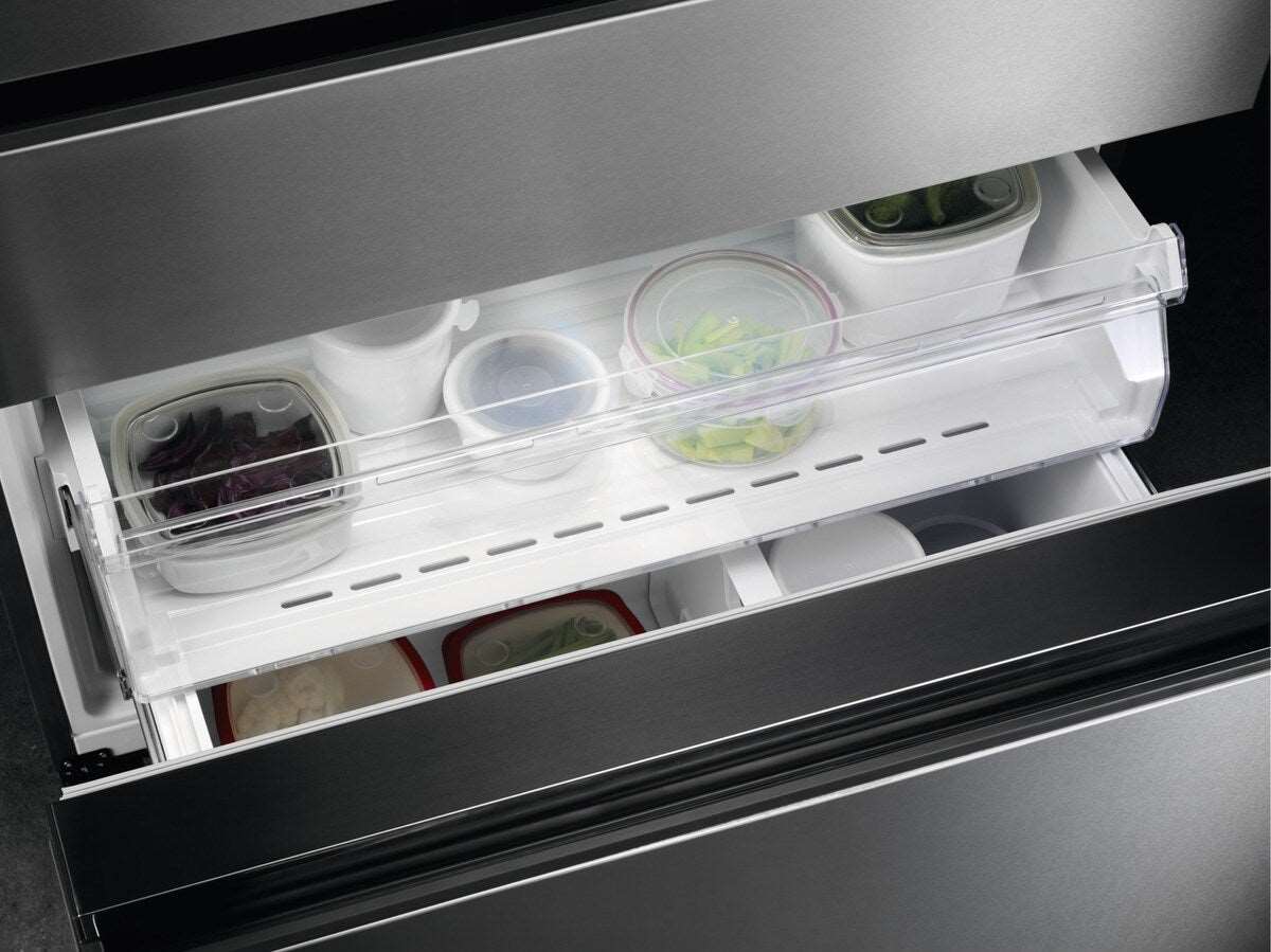 AEG RMB954E9VX Plumbed Stainless Steel American Fridge Freezer - Image 6