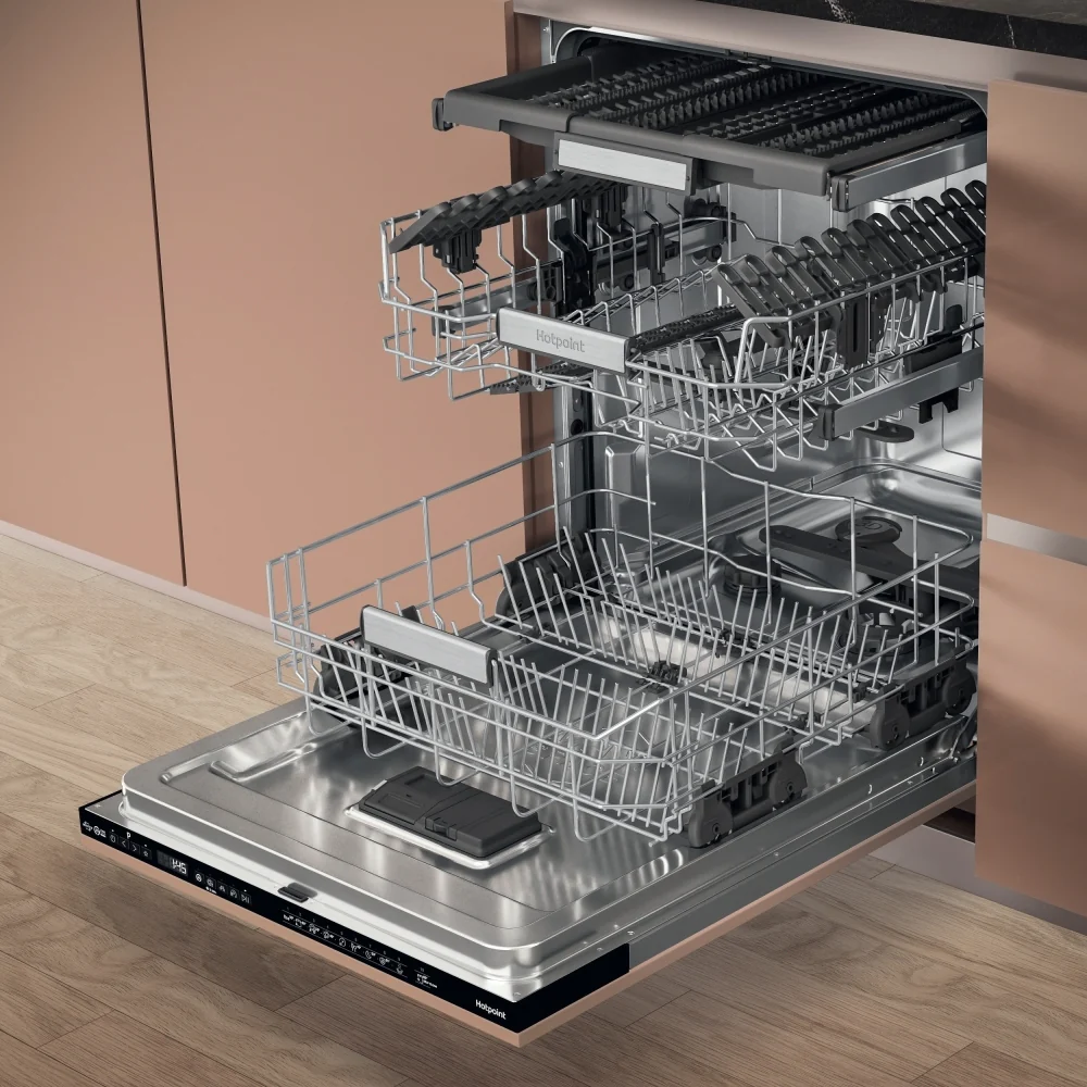 Hotpoint H7IHP42LUK Full Size Integrated Dishwasher - Image 3
