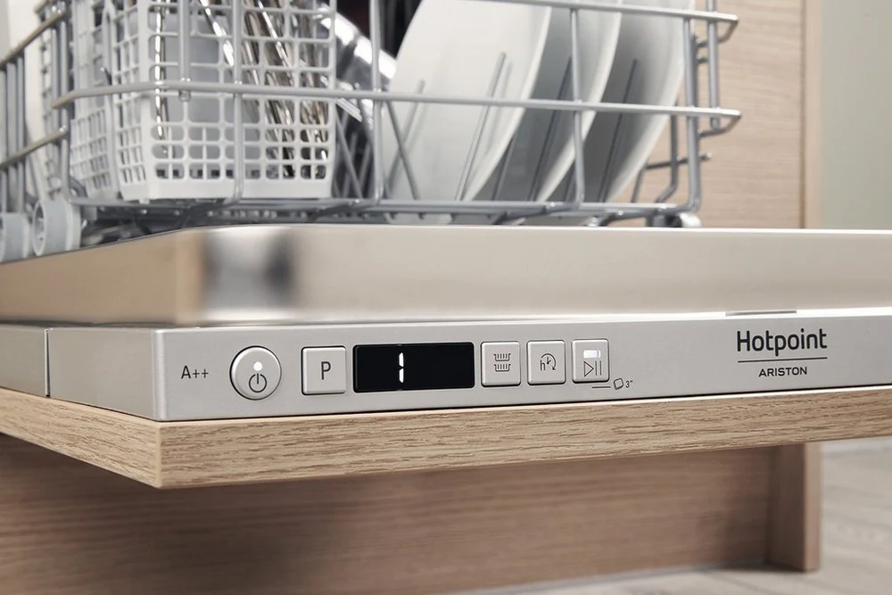 Hotpoint HSICIH4798BI Integrated Slimline Dishwasher - Image 4