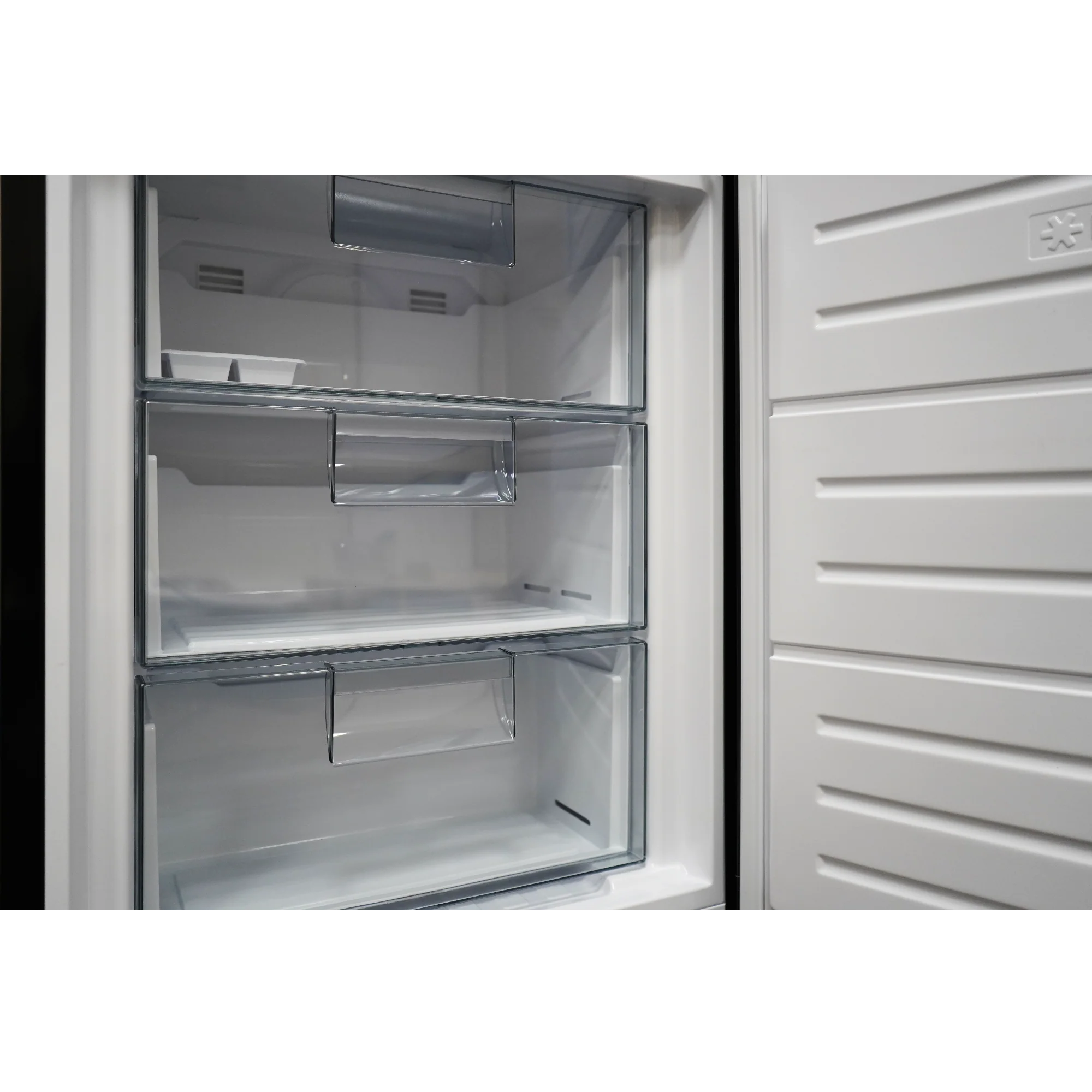 Montpellier MAB190K Retro Frost Free Fridge Freezer Black - Image 3