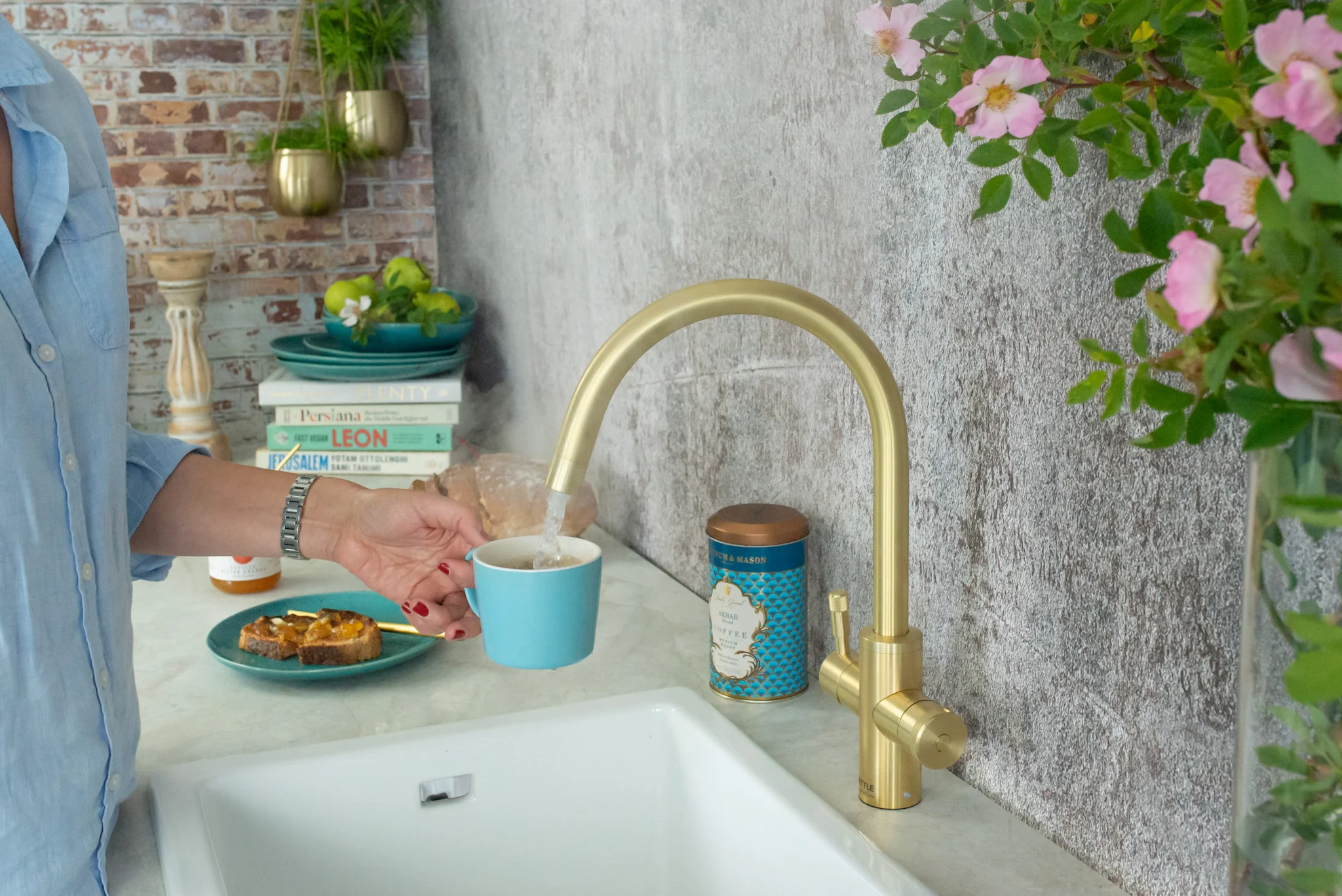 QETTLE Signature Modern 4 in 1 Boiling Water Tap 2 Litre Round Spout - Brass - Image 2