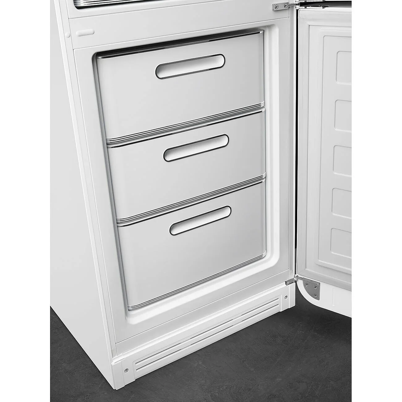 Smeg FAB32RWH6UK 50's Style Right Hand Hinge Retro Fridge Freezer - Image 5